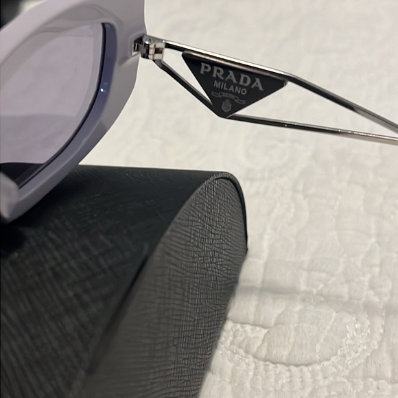 Brandnew Prada sunglasses comes with case - Picture 4 of 5